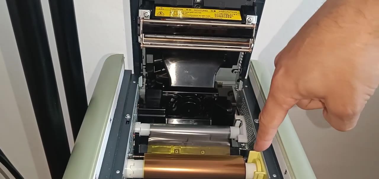 Étape 9 : Installer le ruban encreur neuf